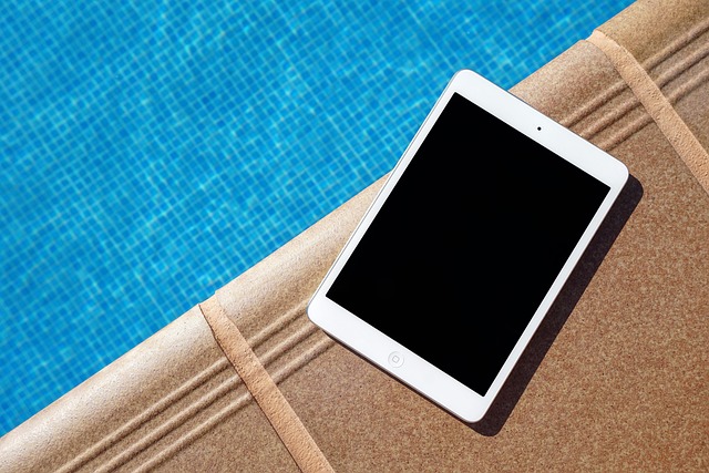 tablet u bazénu